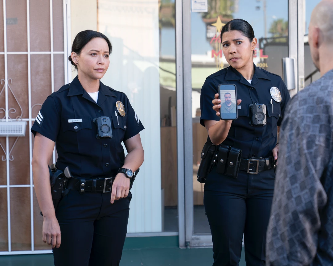The Rookie 8x03 Lucy Chen e Celina Juarez durante un’indagine