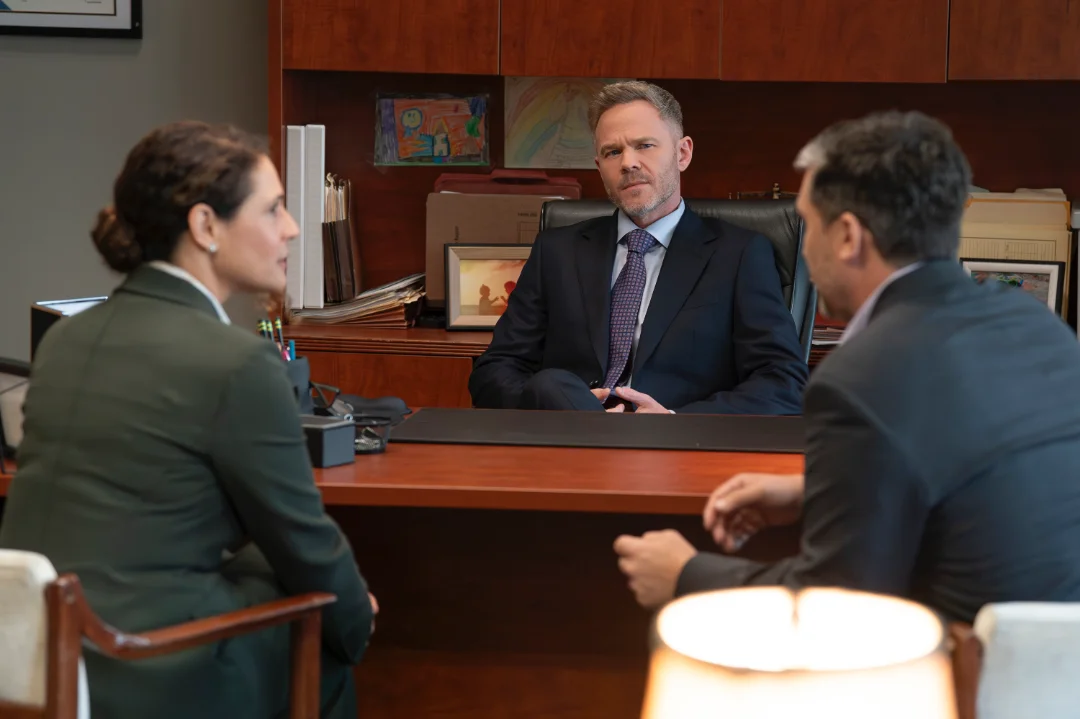 Wesley Evers durante un confronto nel suo ufficio in The Rookie stagione 8 episodio 4