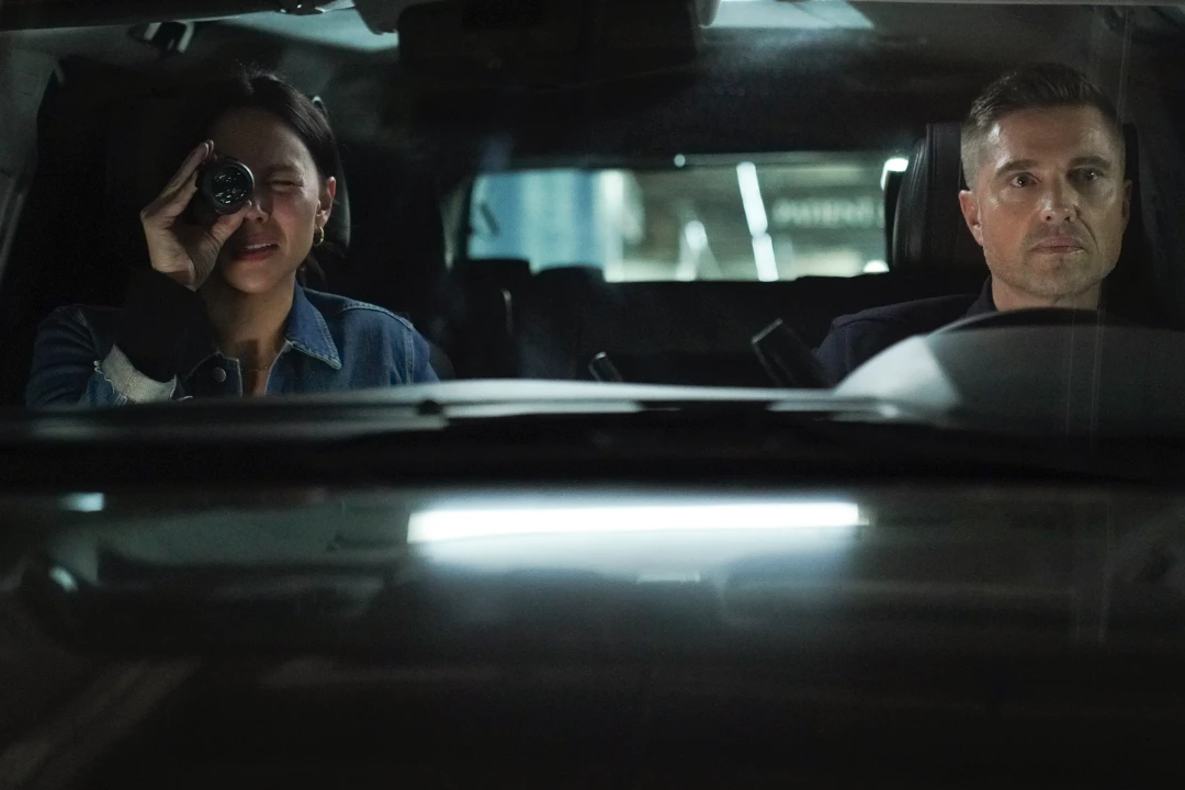 Lucy Chen e Tim Bradford durante un'operazione di sorveglianza nell'episodio 8x12 di The Rookie