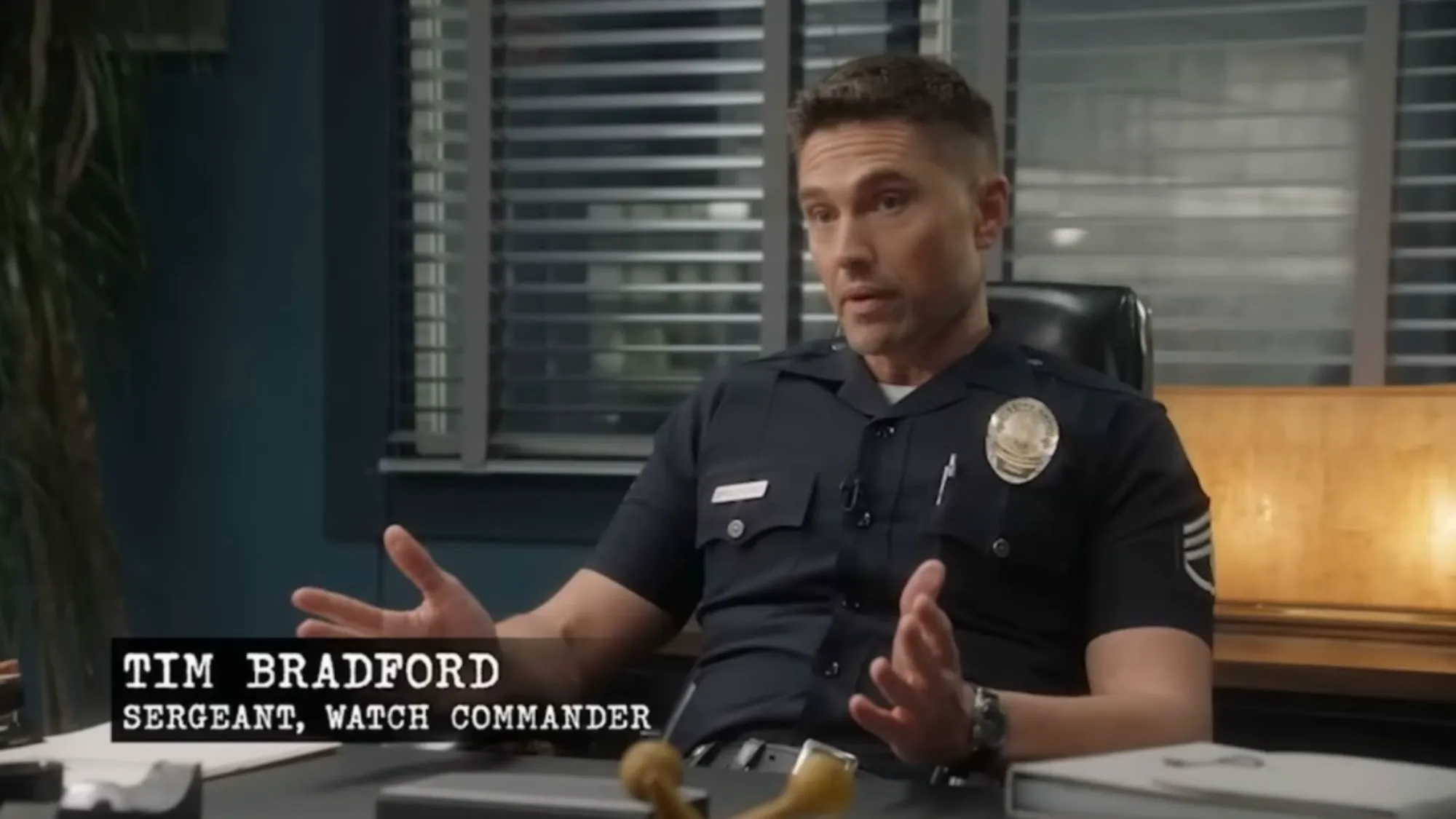 Tim Bradford durante un'intervista nel documentario dell'episodio 8x15 "Survive The Streets" di The Rookie.