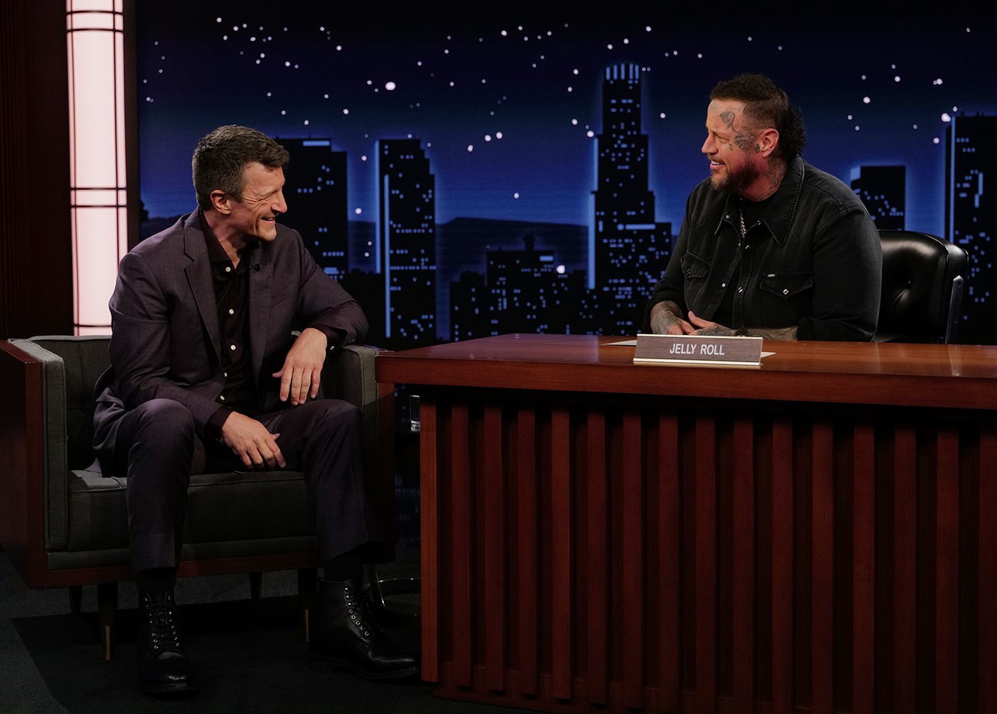 Nathan Fillion intervistato da Jelly Roll a Jimmy Kimmel Live!